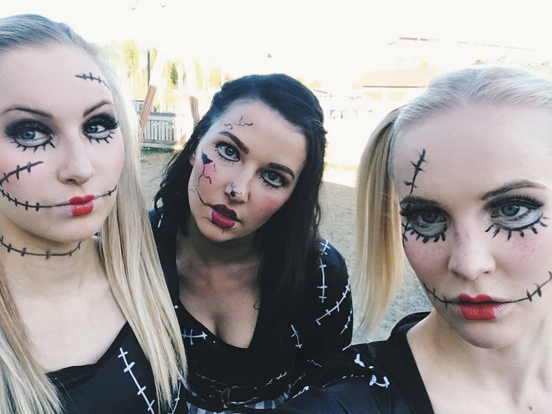 Kolme rikkinäistä nukkea.