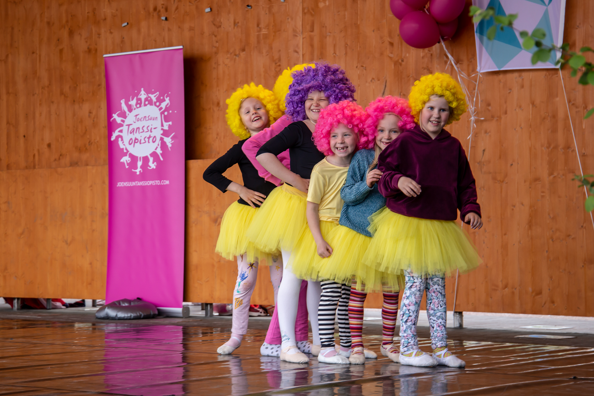 Tanssivia pellejä Joensuun torilavalla